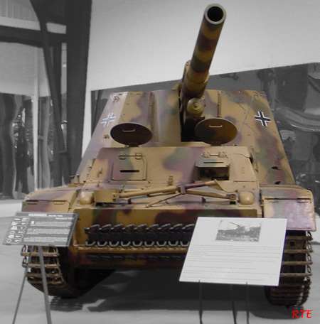 LeFH18/2 auf Pz.II (Sf) 'Hummel' pantserhouwitser, Saumur (F).